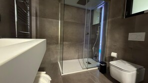 Suite Keluarga | Kamar mandi | Pengering rambut, sandal,  dan handuk