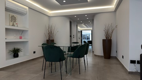 Televisión de pantalla plana. Coco Noir Luxury Villa