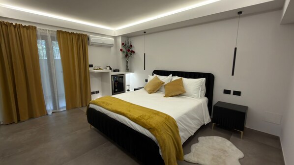 A modern bedroom with a large bed, bedside tables, a nightstand, a dresser, and a mirror. - Coco Noir Luxury Villa (Trecastagni)