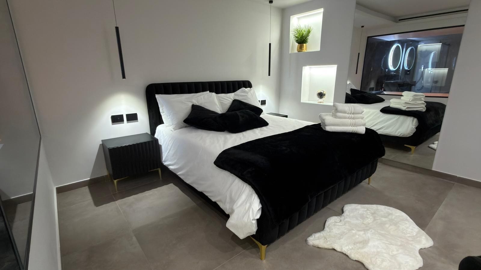 Luxury Suite | In-room safe, desk, blackout drapes, soundproofing