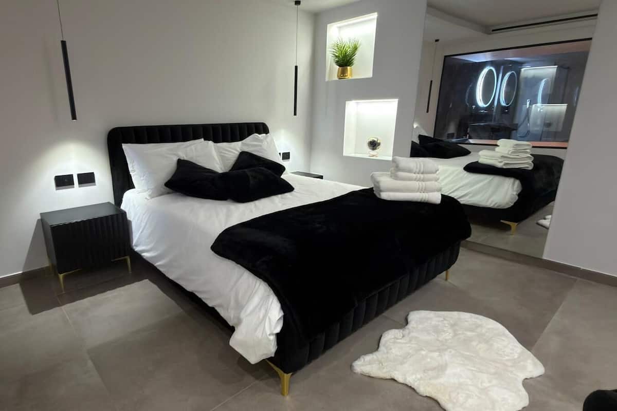 Lyxsvit | Värdeförvaringsskåp på rummet, skrivbord och mörkläggningsgardiner