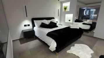 Lyxsvit | VÀrdeförvaringsskÄp pÄ rummet, skrivbord och mörklÀggningsgardiner