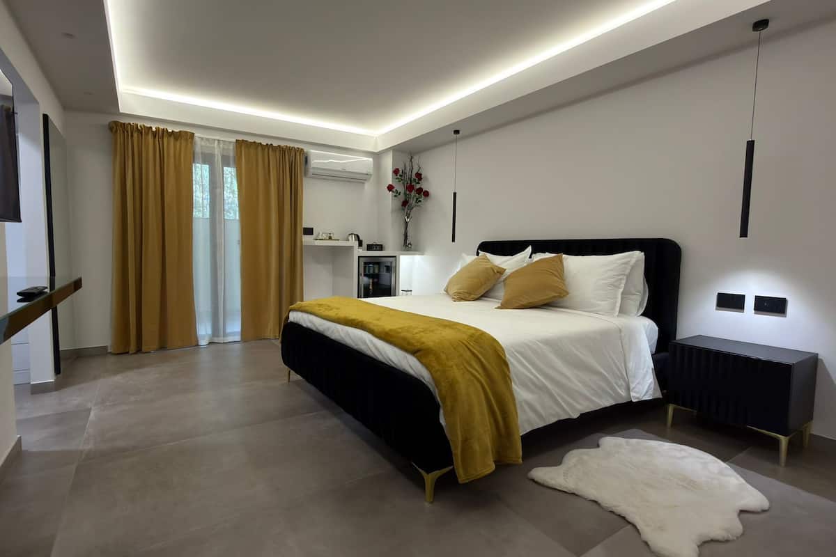 Familjesvit | Värdeförvaringsskåp på rummet, skrivbord och mörkläggningsgardiner