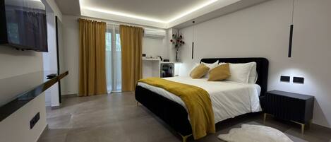 Family Suite | In-room safe, desk, blackout curtains, soundproofing