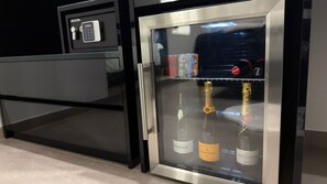 Caja de seguridad en la habitación, escritorio y cortinas blackout 