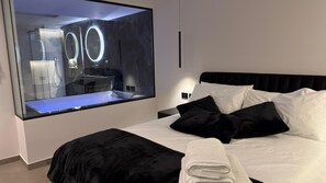 Luxury Suite | In-room safe, desk, blackout drapes, soundproofing