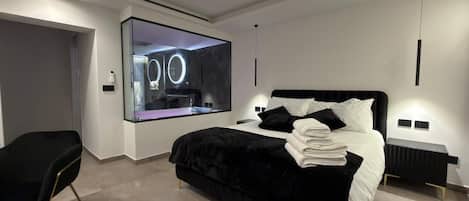 Luxury Suite | In-room safe, desk, blackout drapes, soundproofing