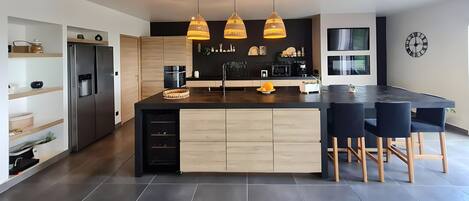 Refrigerador, microondas, horno y parrilla de estufa