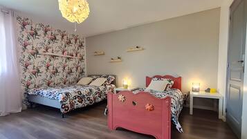 5 bedrooms, WiFi, bed sheets