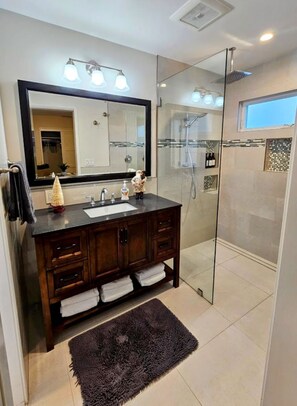 Shower, hair dryer, towels, soap - Modern-Walk To Beach-3BR/2BA-Coastal Getaway-Pets Welcome (Long Beach)