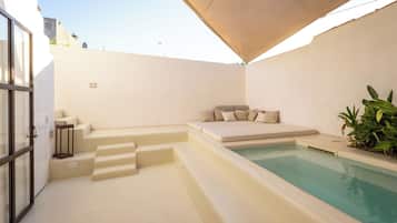 Una piscina al aire libre de temporada