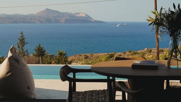 A terrace with a view of the sea and mountains, a pool, and outdoor furniture. - Lithos villa by Elements villas (Kokkino Chorio)