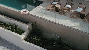 A modern outdoor pool area with lounge chairs and a small pool. - Lithos villa by Elements villas (Kokkino Chorio)