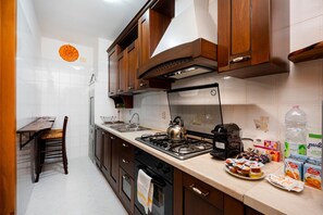 Fridge, microwave, oven, stovetop - Apartment 'Alberobello Relax' with Balcony and Air Conditioning (Alberobello)