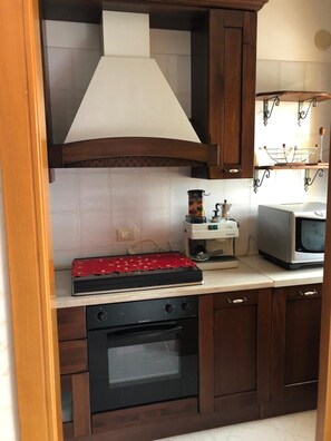Frigorifero, microonde, forno, piano cottura