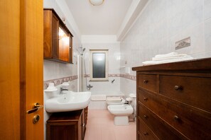 Douche, sèche-cheveux, serviettes fournies