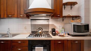 Frigorifero, microonde, forno, piano cottura