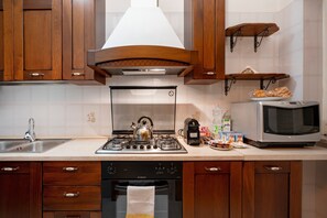 Fridge, microwave, oven, stovetop - Apartment 'Alberobello Relax' with Balcony and Air Conditioning (Alberobello)