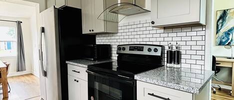 Microondas, horno, placa de cocina, lavavajillas