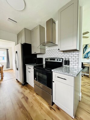 Micro-ondes, four, plaque de cuisson, lave-vaisselle