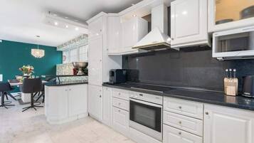 Refrigerador, microondas, horno, placa de cocina