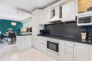 冰箱、微波炉、烤箱、炉灶