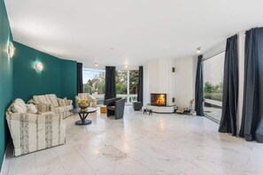 电视、壁炉、办公室