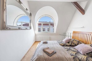 Schreibtisch, schallisolierte Zimmer, Bügeleisen/Bügelbrett