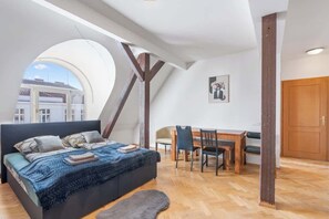 Schreibtisch, schallisolierte Zimmer, Bügeleisen/Bügelbrett