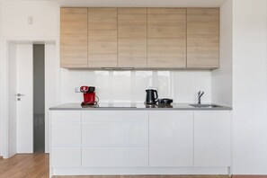 Kühlschrank, Mikrowelle, Ofen, Herdplatte