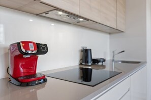 Kjøleskap, mikrobølgeovn, ovn og kokeplater