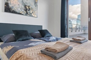 Desk, soundproofing, iron/ironing board, travel cot - Terrace Royale Summar (Prague 7)