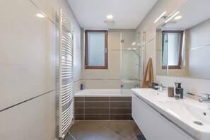 Shower, free toiletries, hair dryer, towels - Terrace Royale Summar (Prague 7)