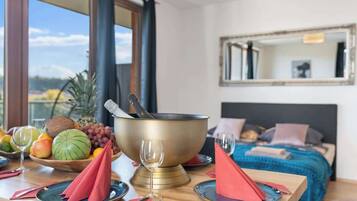 3 makuuhuonetta, silitysrauta/-lauta, vauvan matkasänky, Wi-Fi