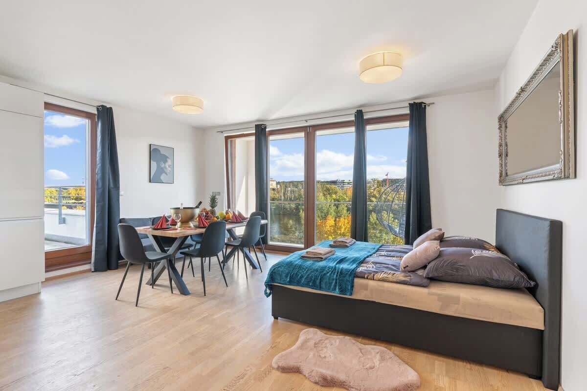 Planxa i posts de planxar, un bressol de viatge, wifi i roba de llit 