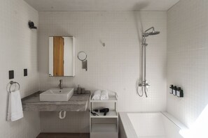 Articles de toilette (gratuits), séchoir à cheveux, serviettes fournies