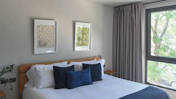 Caja de seguridad en la habitaciĂłn y tabla de planchar con plancha