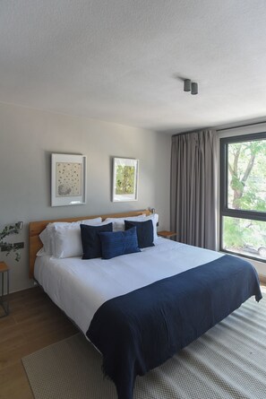 خزنة داخل الغرفة ومكواة/لوح كي وواي فاي مجانًا