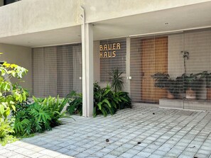 Ein Gebäude mit einem Metalltor und einem Schild, auf dem 'BAUER HAUS' steht.