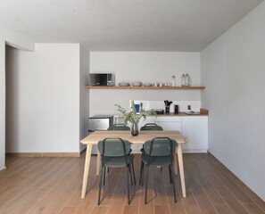 Suite studio Confort, vue sur le jardin | Repas dans la chambre