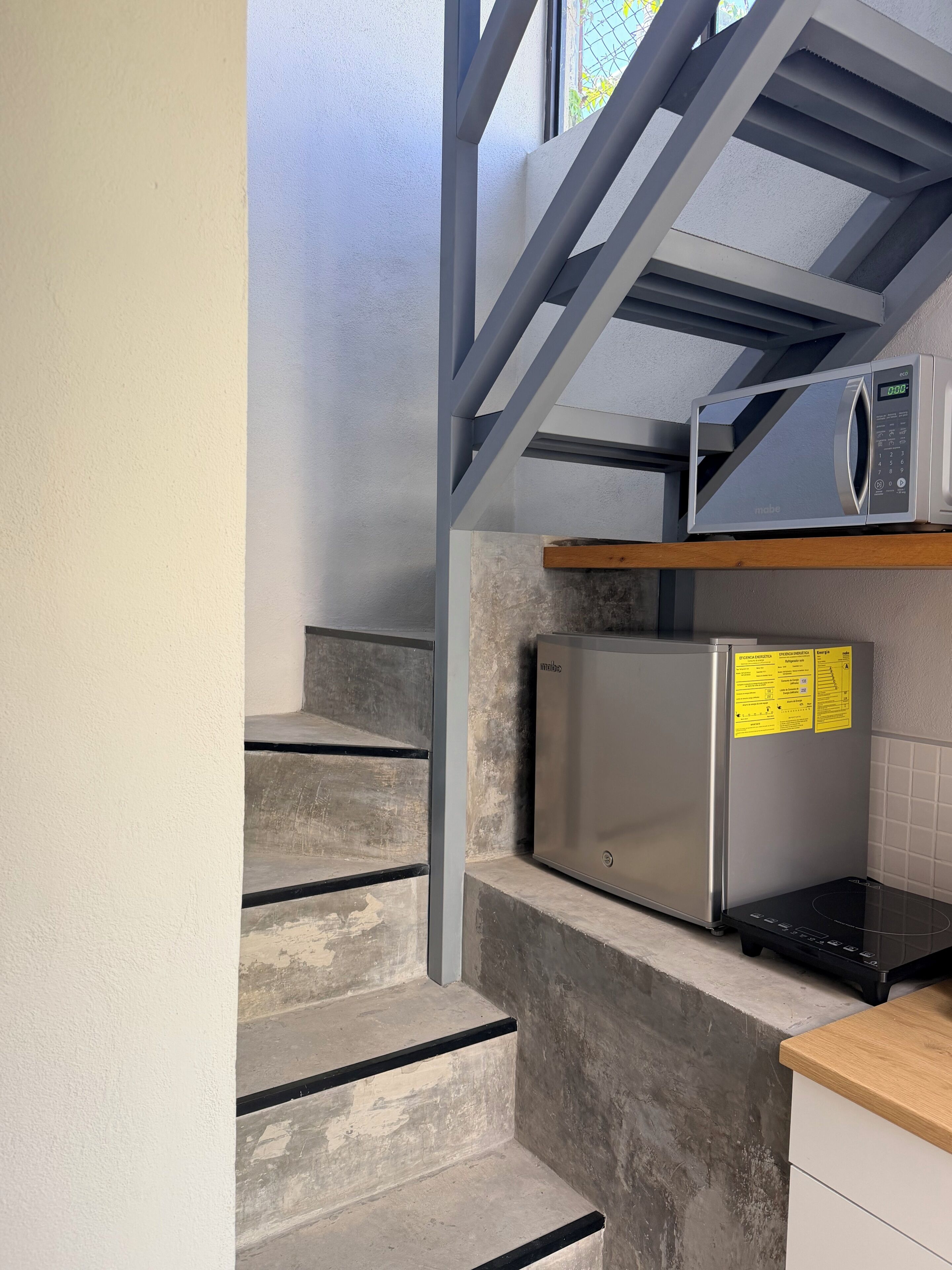 Minibar, bàn, khu vực làm việc phù hợp cho laptop 