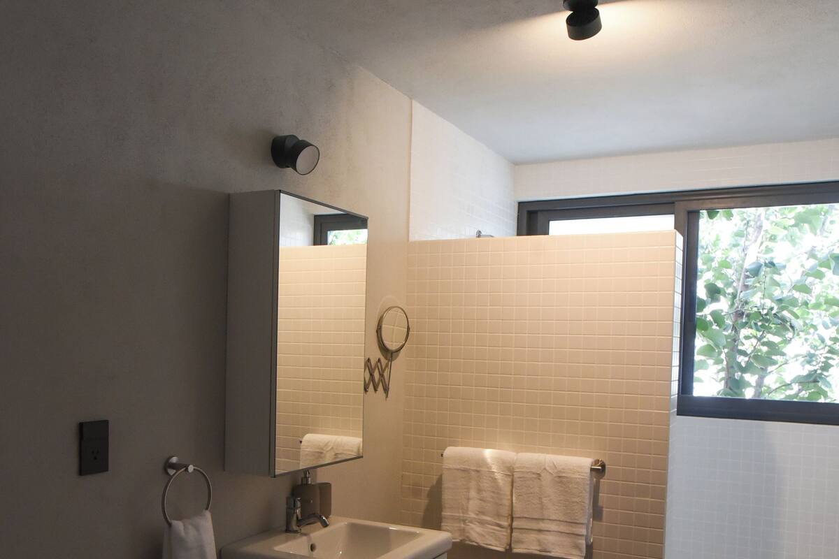 Comfort-Doppelzimmer, Terrasse, Gartenblick | Badezimmer | Dusche, kostenlose Toilettenartikel, Haartrockner, Handtücher