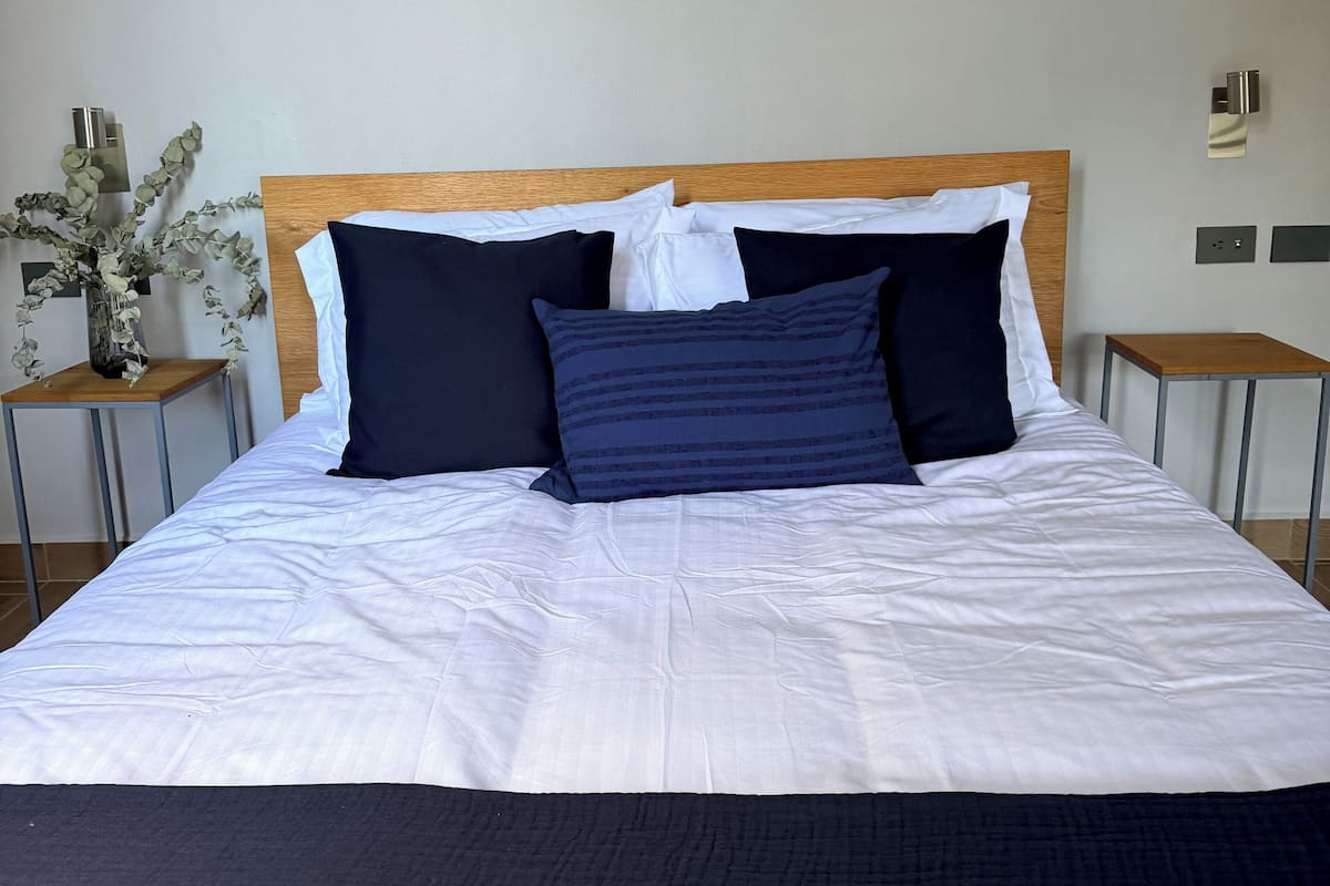 Cofres nos quartos, ferros/tábuas de passar roupa, Wi-Fi de cortesia