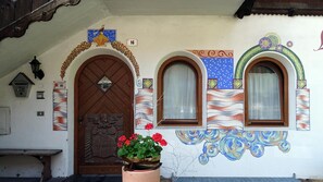 Exterior detail - Apartment 'La Capinera Canazei' with Mountain View, Balcony & Wi-Fi (Mazzin)