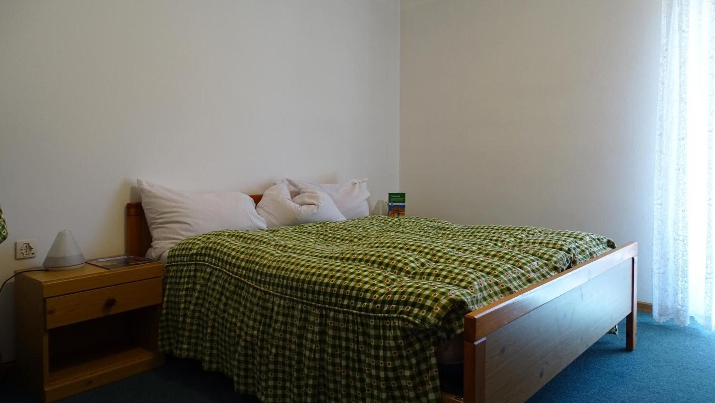Een strijkplank/strijkijzer, wifi, beddengoed