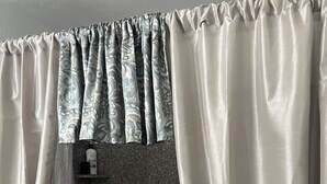 Ein Badezimmer mit Badewanne, Duschvorhang und Handtuch.