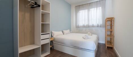 3 室のベッドルーム、デスク、インターネット、ベッドシーツ