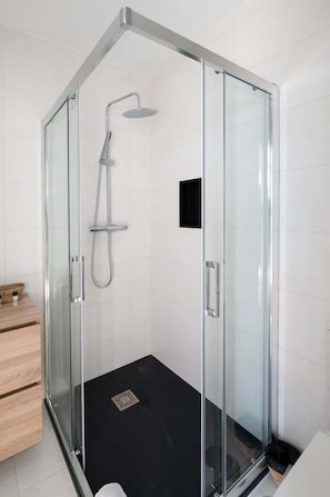 Shower, hair dryer, towels - GuestReady – Quiet and modern apartment in Madrid (Madrid)