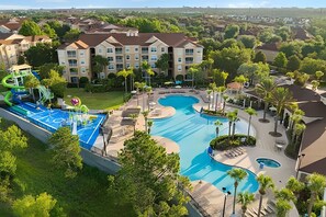 A resort with a large swimming pool, a water park, and a multi-story building with balconies. - Windsor Hills 5BR ☆ 5min to Disney + Pool (Kissimmee)