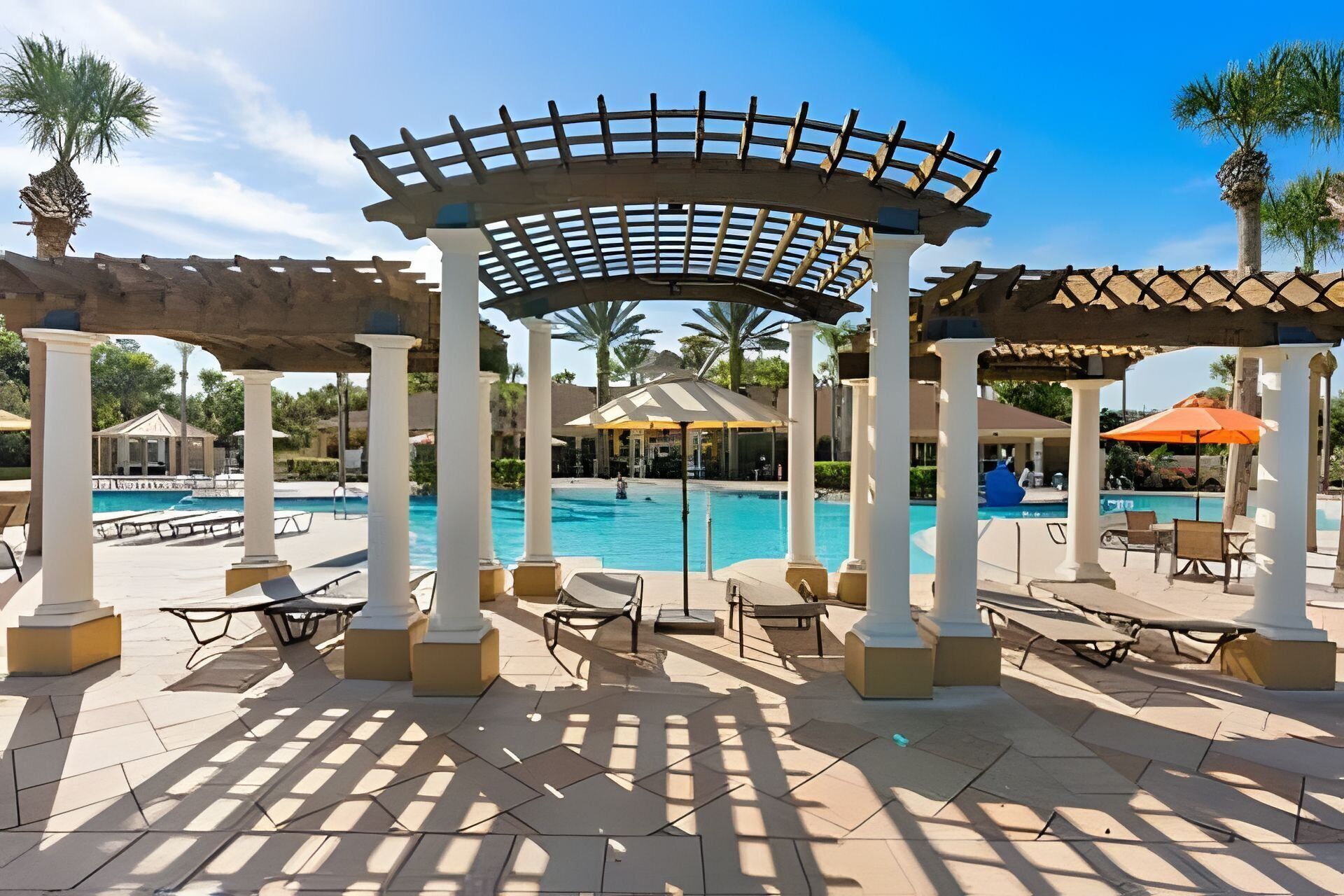 Alberca al aire libre y alberca climatizada